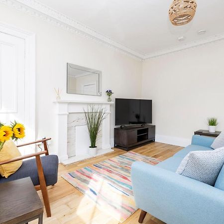 2 Bedroom Apartment On Peebles High Street エクステリア 写真
