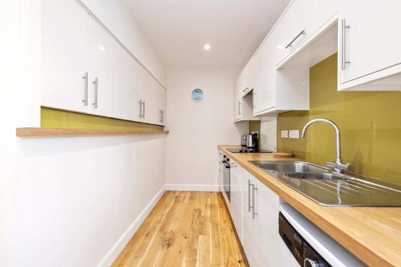 2 Bedroom Apartment On Peebles High Street エクステリア 写真