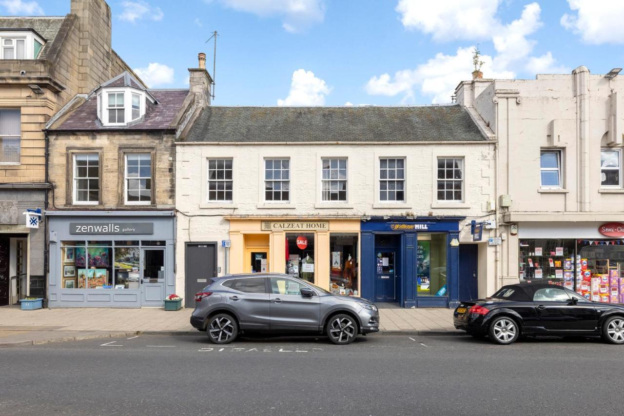 2 Bedroom Apartment On Peebles High Street エクステリア 写真