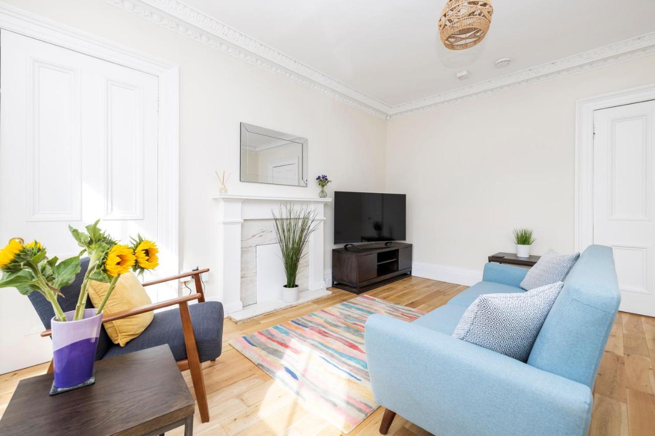 2 Bedroom Apartment On Peebles High Street エクステリア 写真